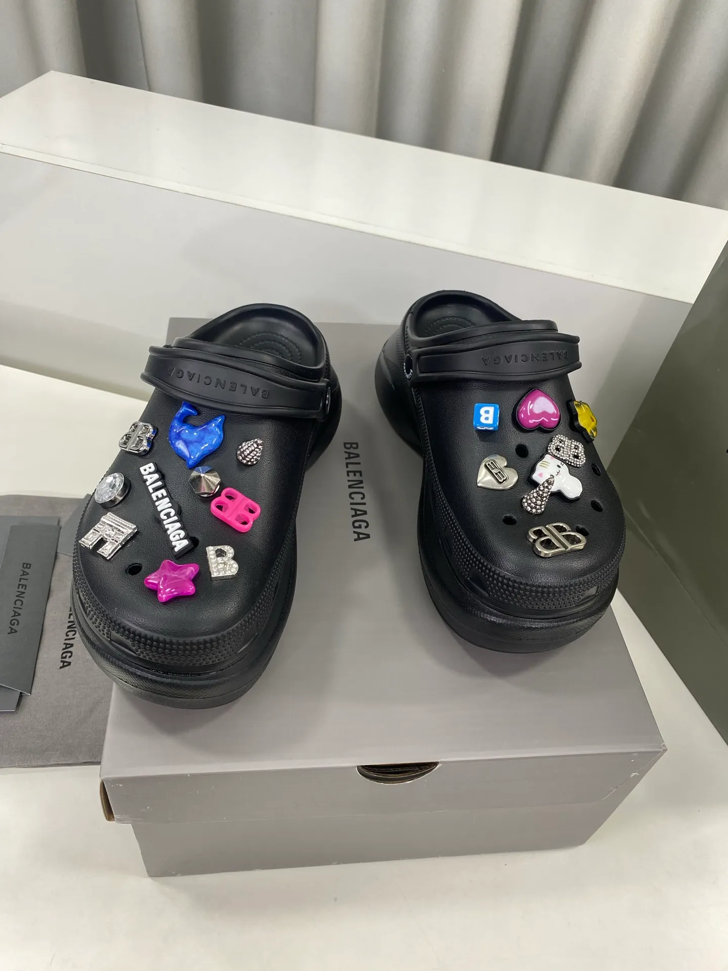💕💕Factory direct selling price p560💕💕 Men’s and women’s Balenciaga x Crocs co-branded Crocs‼ ️ Balenciaga x Crocs' latest spring and summer couple's Crocs, a new dark horse item for spring 25, fashion bloggers at home and abroad have put on foot shows, popular on social platforms at home and abroad, fashionistas must buy, various Balenciaga element hardware buckle DIY highly brand-recognizable, heavy investment in mold making, ingenious craftsmanship, accurate restoration of every detail, original molded EVA rubber and plastic one-piece outsole, super light on the foot, 6cm outsole height, a proper heightening artifact Original complete package Size: 35-45
